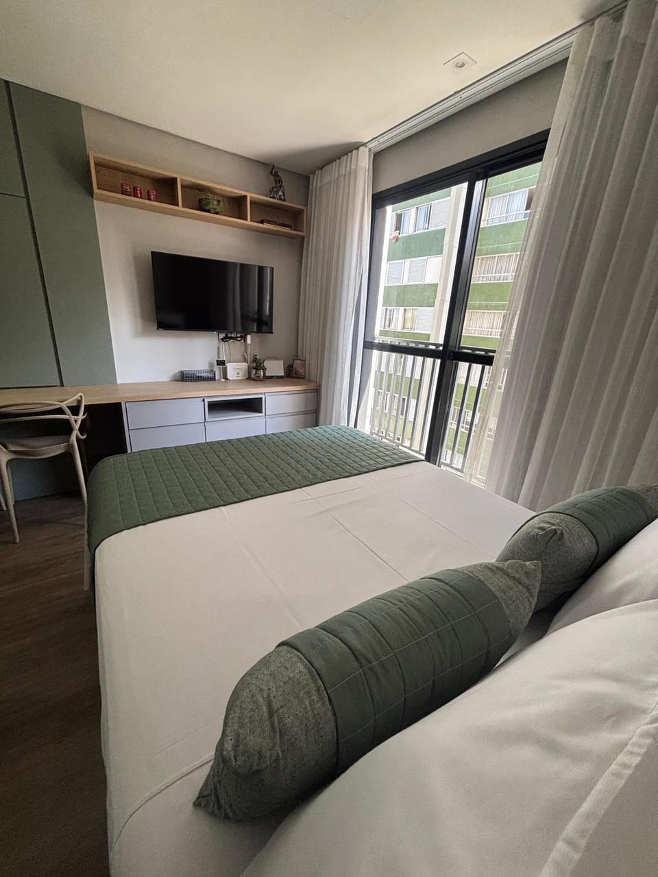 Bed, TV and multimedia, Bedroom