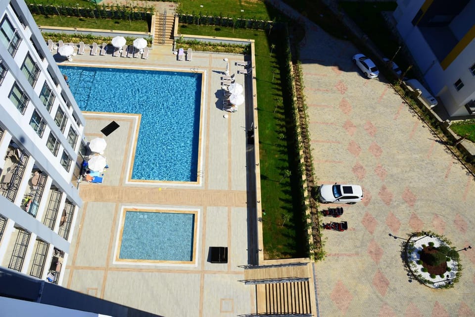 Property building, Day, Bird's eye view, Pool view, Swimming pool, Parking