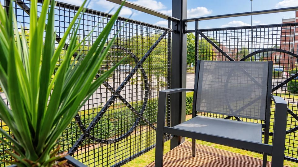 Central Balcony Flat Ideal for Long Stays with WiFi and Parking Bed and Breakfast in Bedford