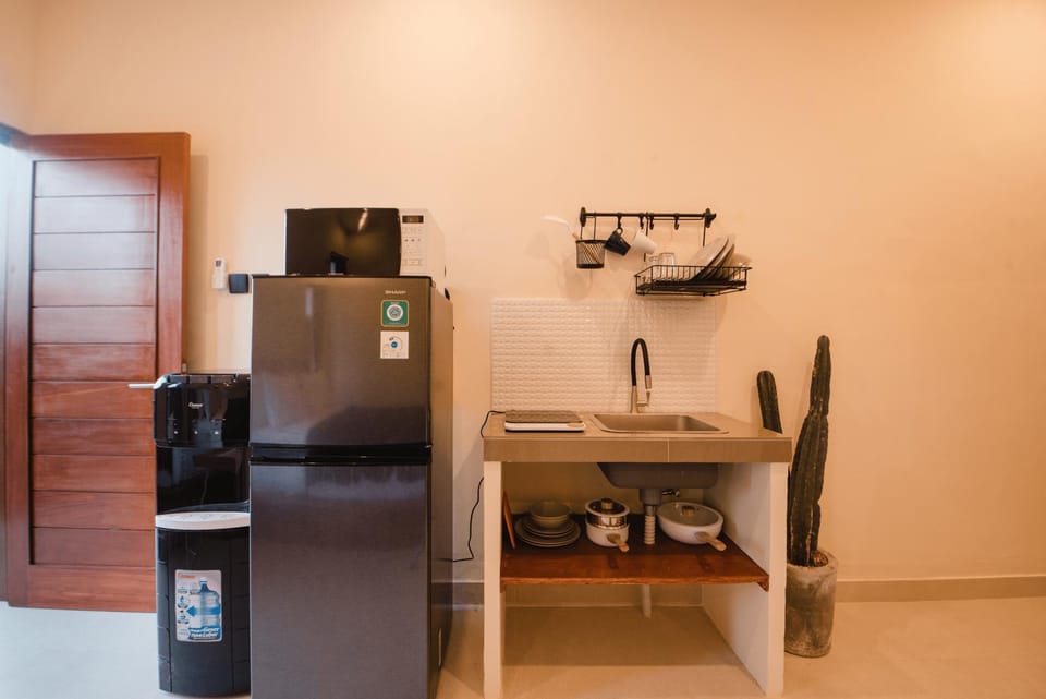 Kitchen or kitchenette, minibar