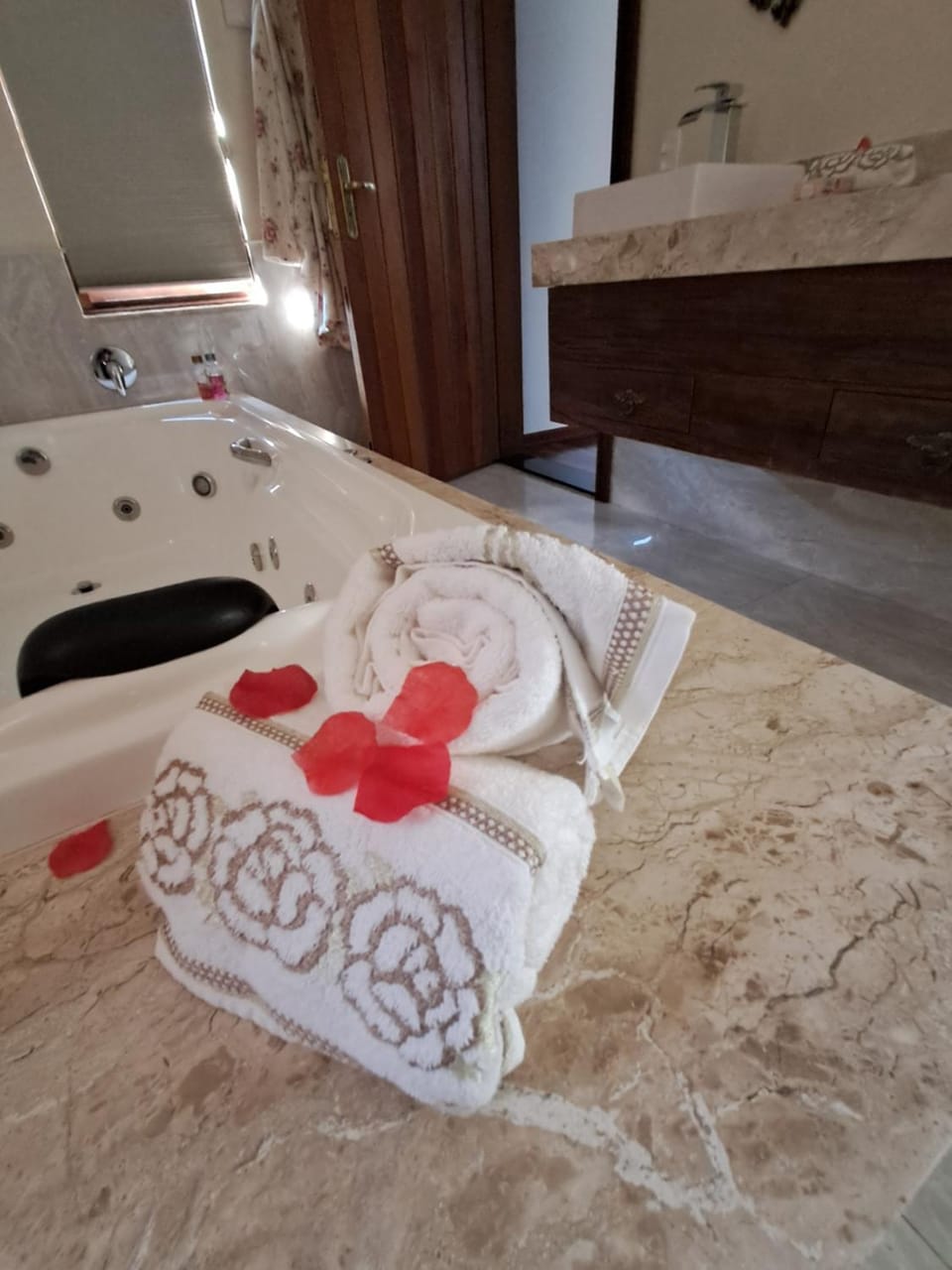 Bathroom, Bath, towels