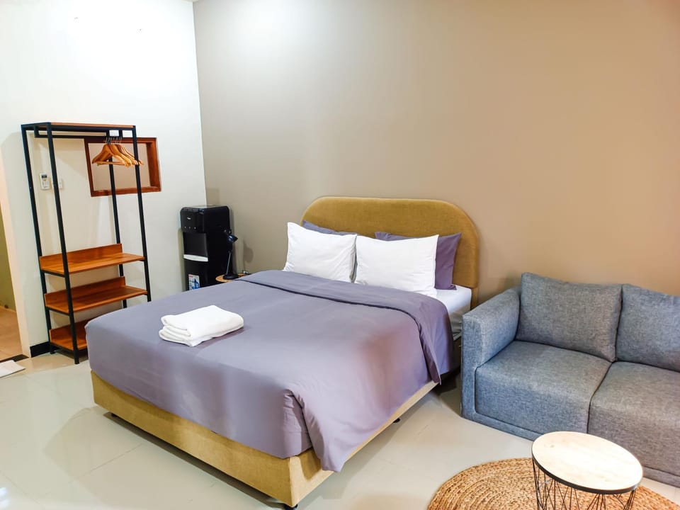 Bed, Living room, Photo of the whole room, Seating area, Bedroom, towels