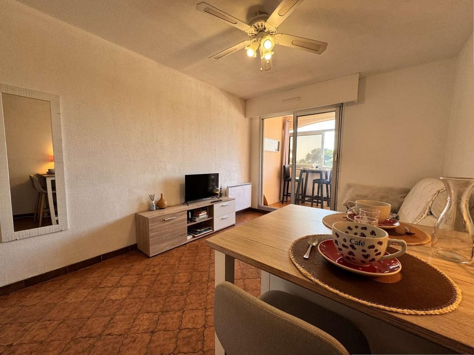 Studio calme avec loggia - 2 pers, parking, proche plage - FR-1-845-4 Apartment in Six-Fours-les-Plages