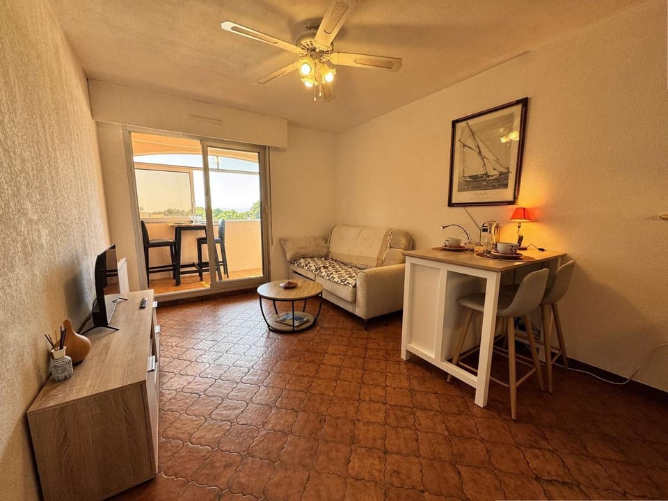 Studio calme avec loggia - 2 pers, parking, proche plage - FR-1-845-4 Apartment in Six-Fours-les-Plages