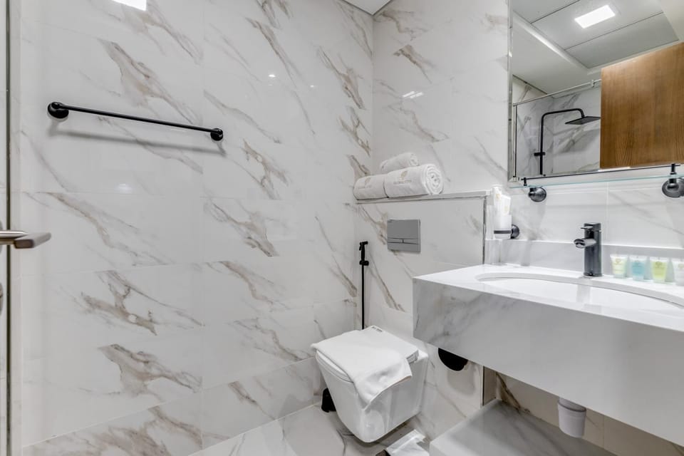 Shower, Toilet, towels