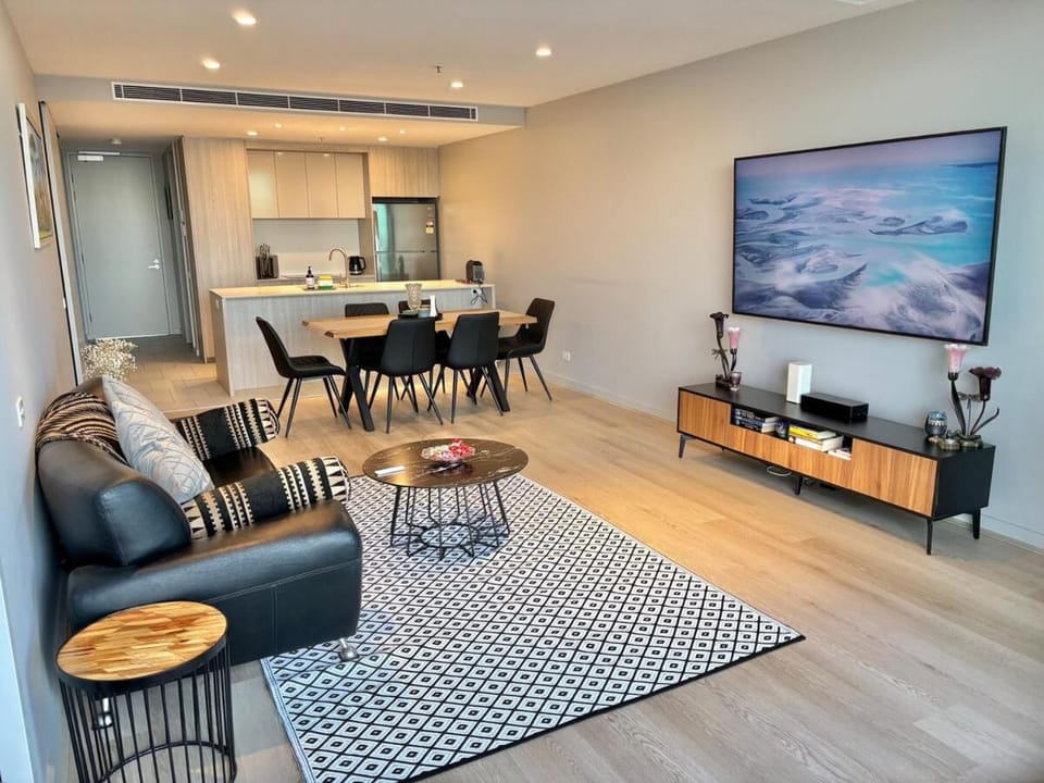 TV and multimedia, Kitchen or kitchenette, Living room, Seating area, Dining area