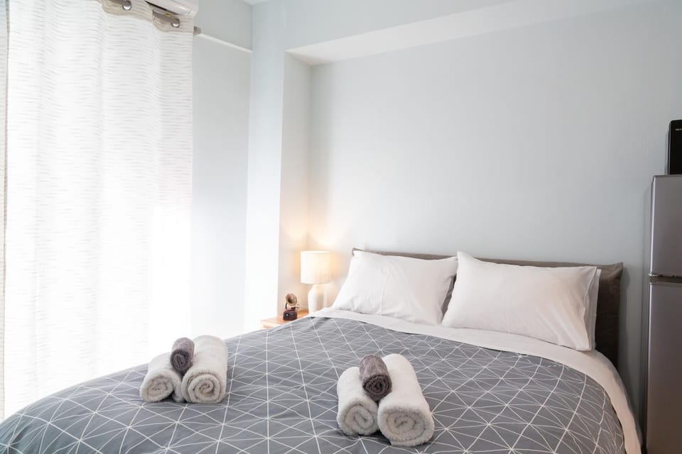 Bed, towels