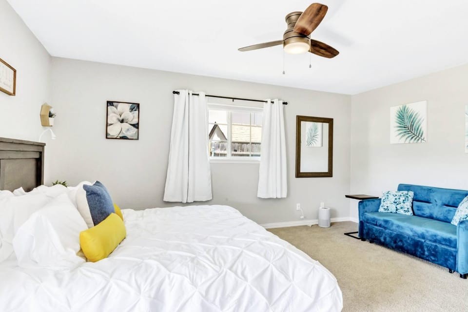 Bed, TV and multimedia, Photo of the whole room, Bedroom