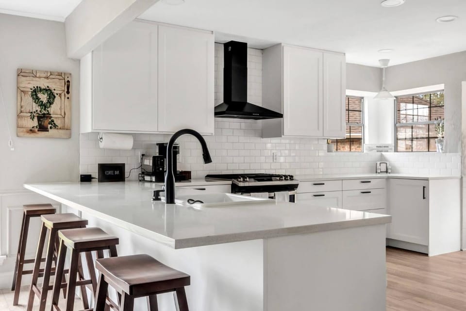 Coffee/tea facilities, Kitchen or kitchenette, Seating area, kitchen