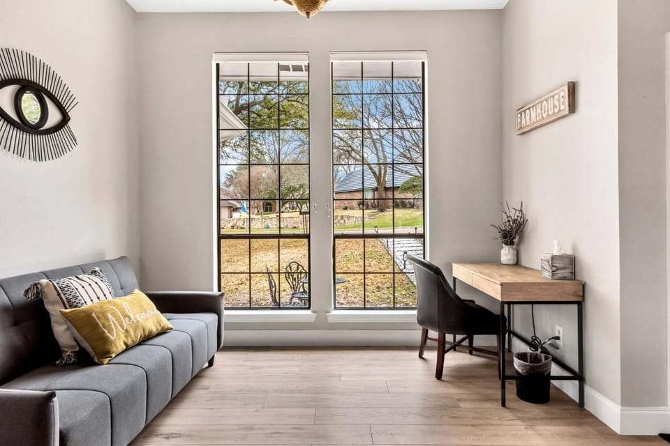 Bed, Living room, Business facilities