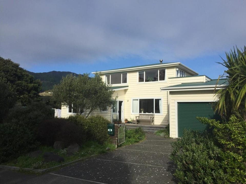 Sunny cosy getaway near beach Apartment in Wellington Region
