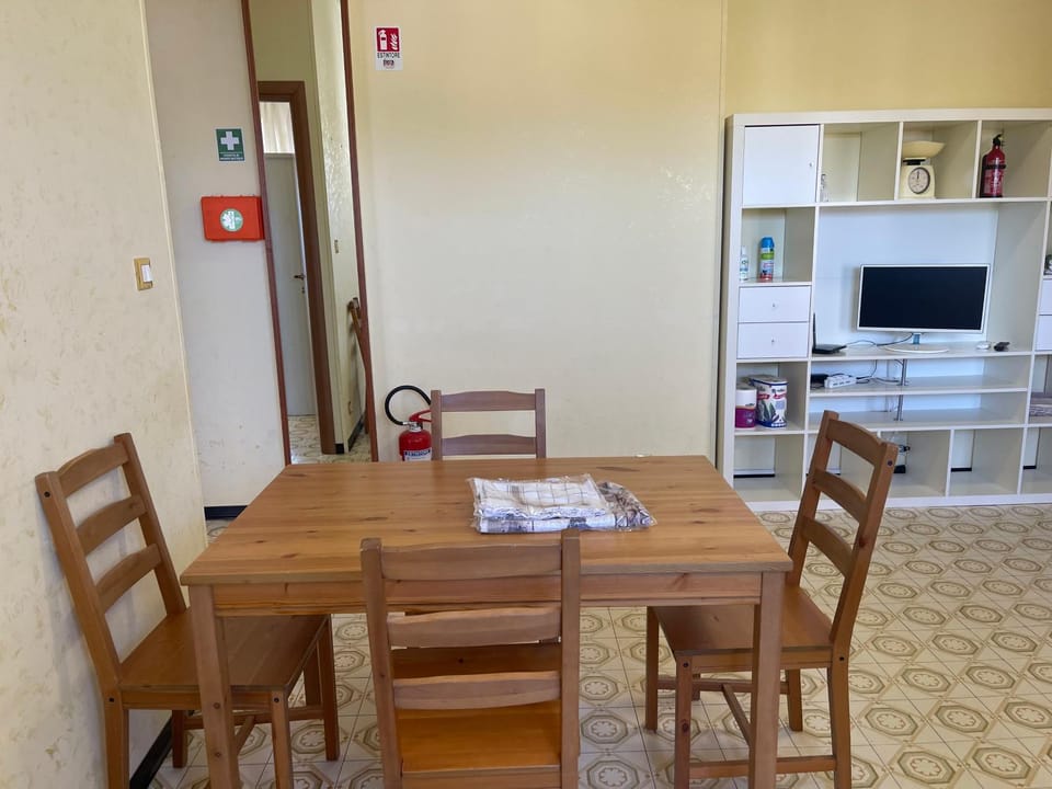 Day, Living room, Dining area, Lunch