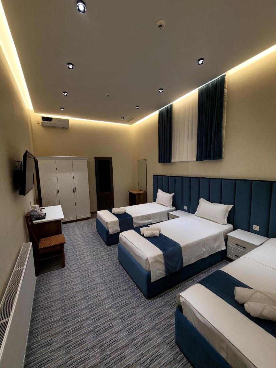 Bed, TV and multimedia, Living room, Photo of the whole room, Seating area, Bedroom, towels, air conditioner
