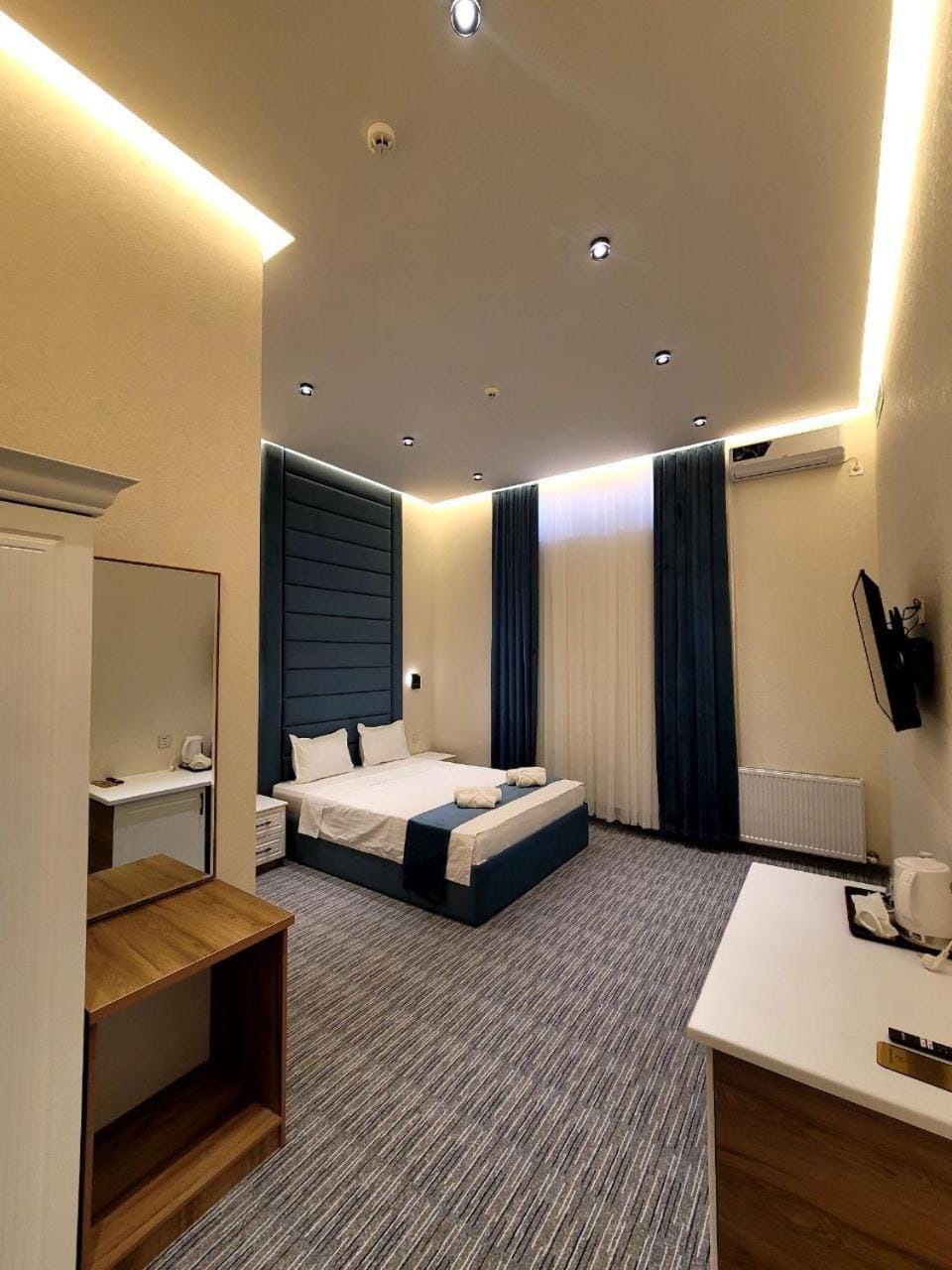 Bed, Living room, Photo of the whole room, Bedroom, towels, air conditioner