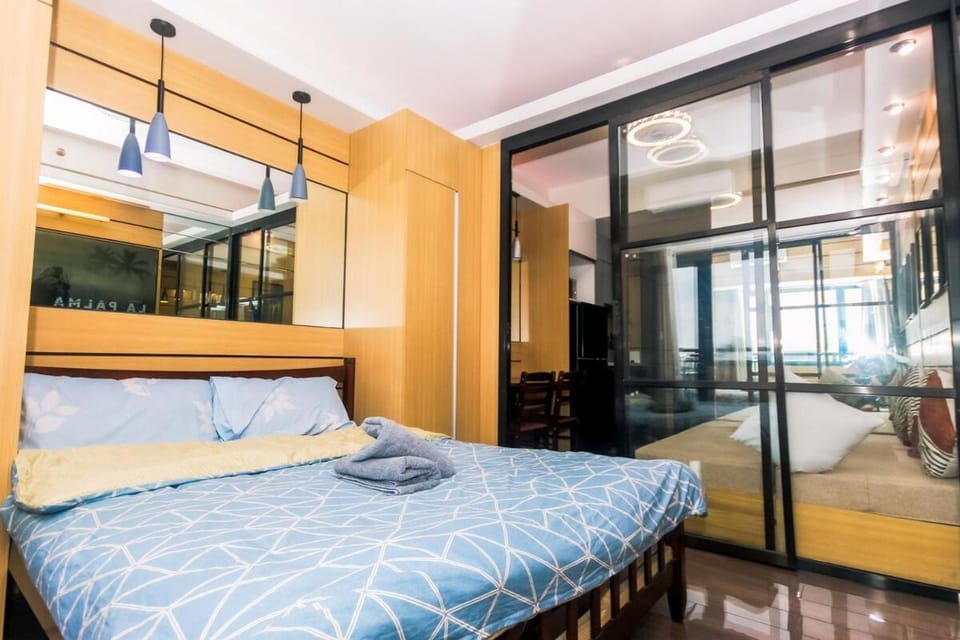 Metro Paradise 1BR Comfort Makati swim gym park 300MB 2320 Apartment in Pasay