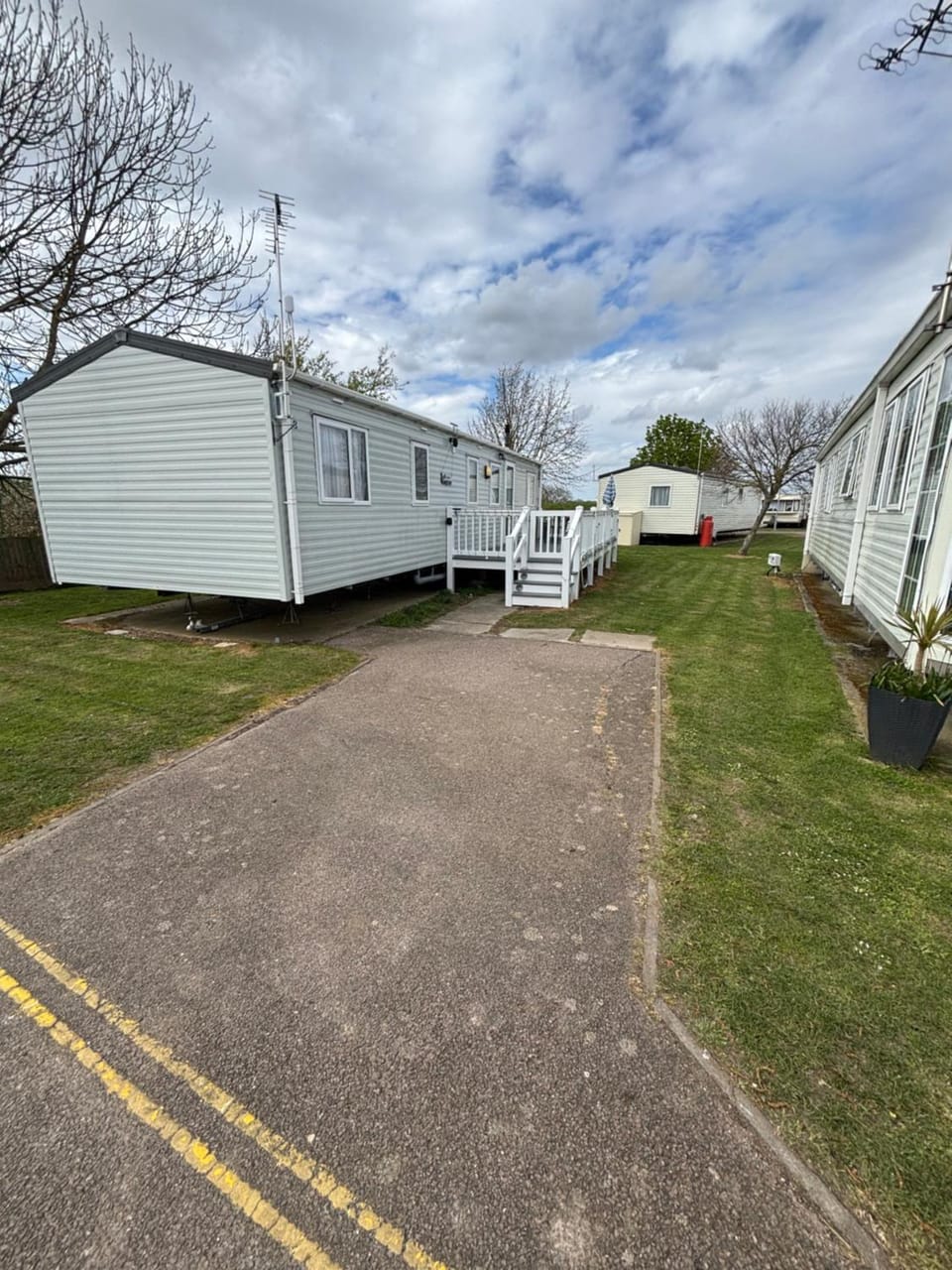 Property building, Spring, Day, Neighbourhood, Natural landscape, Garden, Garden view, Street view