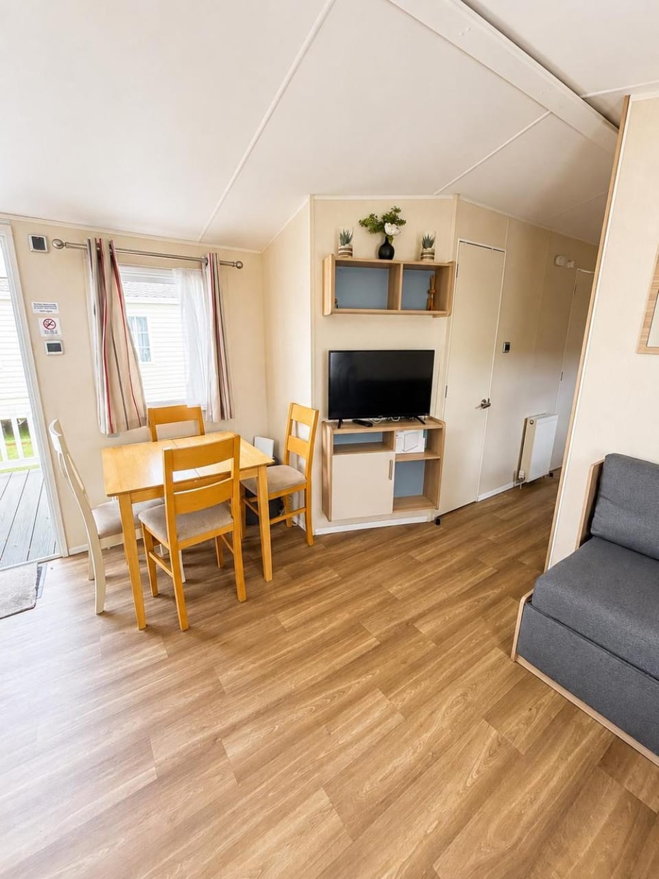 Communal lounge/ TV room, TV and multimedia, Living room, Seating area, Dining area, Evening entertainment
