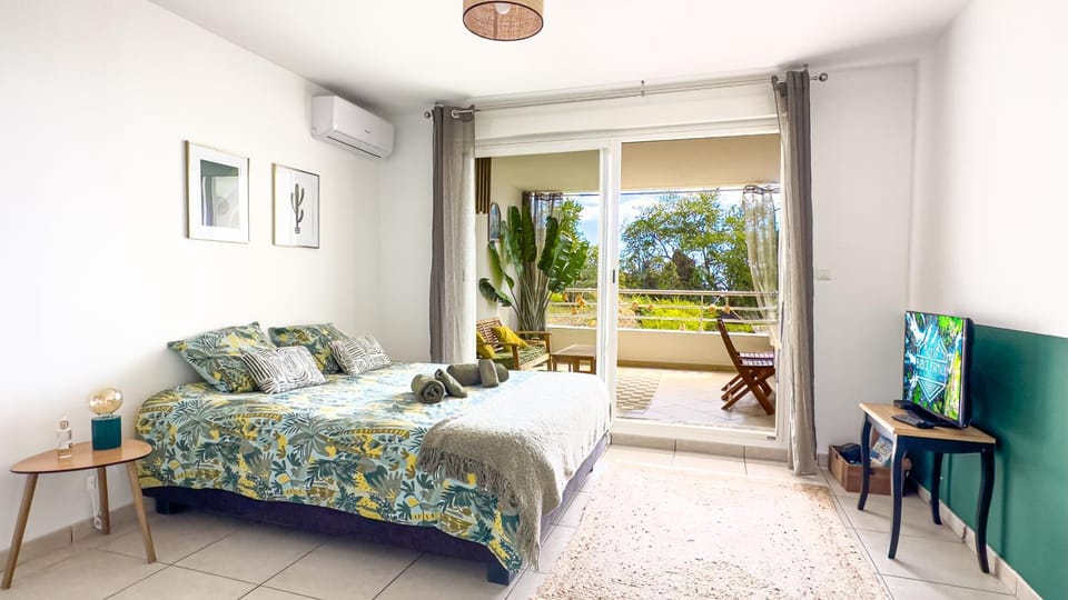 TV and multimedia, Decorative detail, Sea view, air conditioner