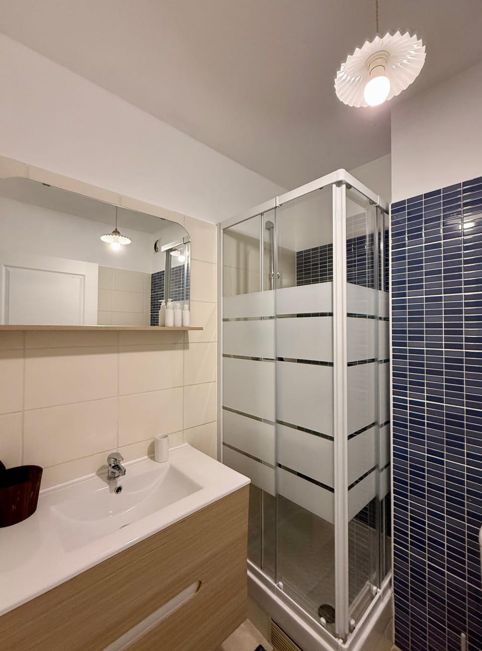 Shower, Bathroom, towels, washing machine