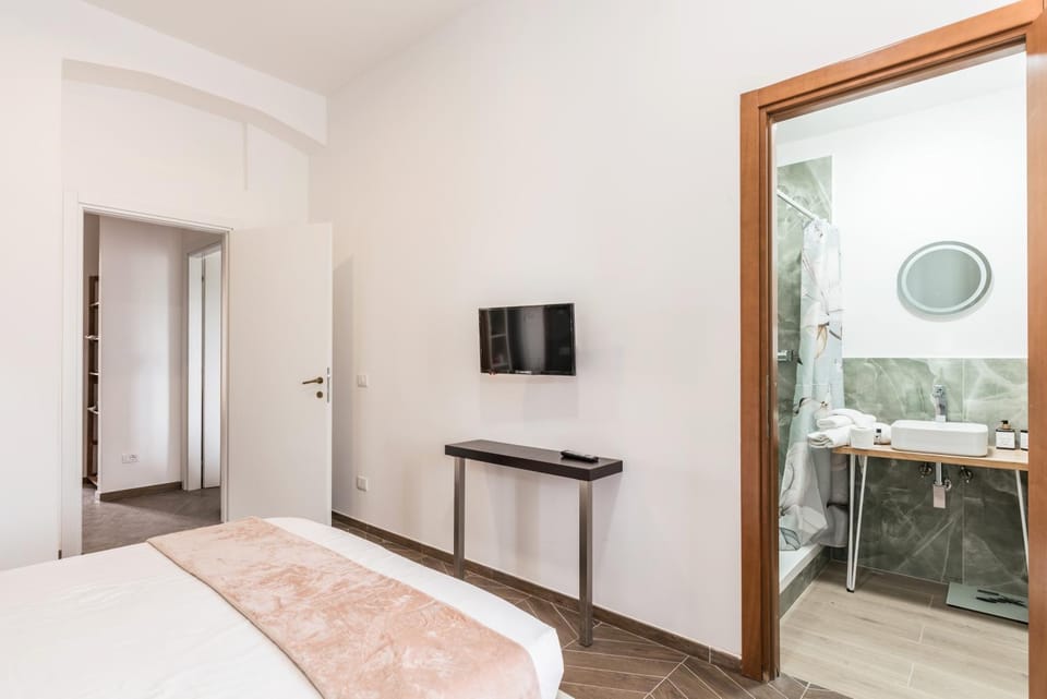 Bed, Bathroom, TV and multimedia, Photo of the whole room, Bedroom