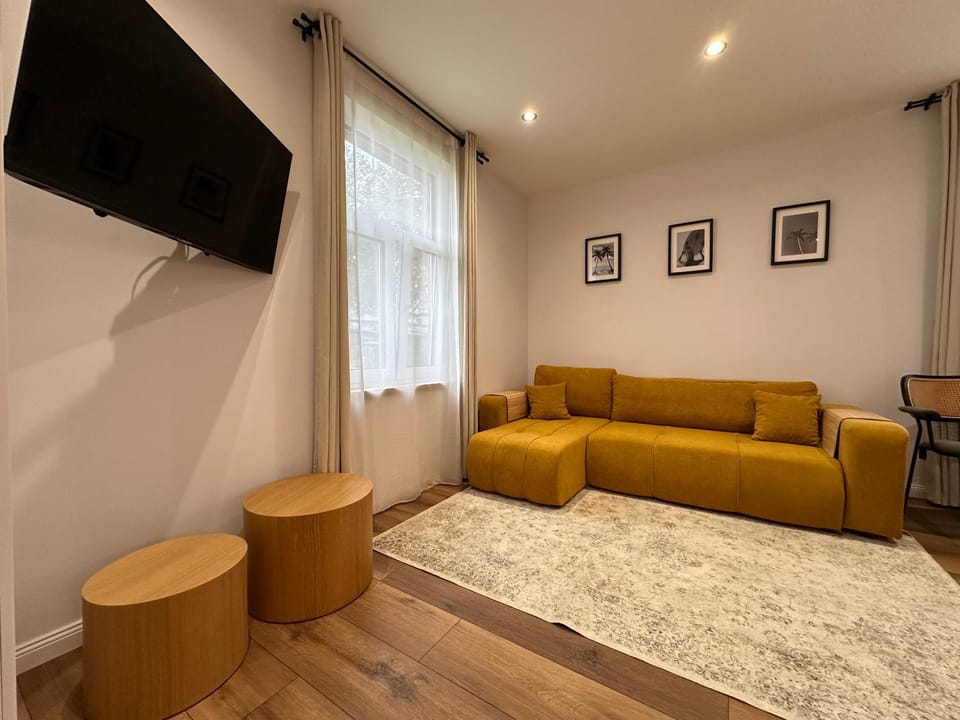 TV and multimedia, Living room, Seating area, Evening entertainment