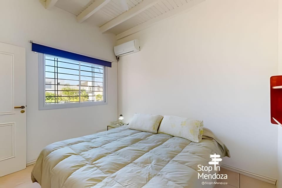 Bed, Photo of the whole room, Bedroom, air conditioner