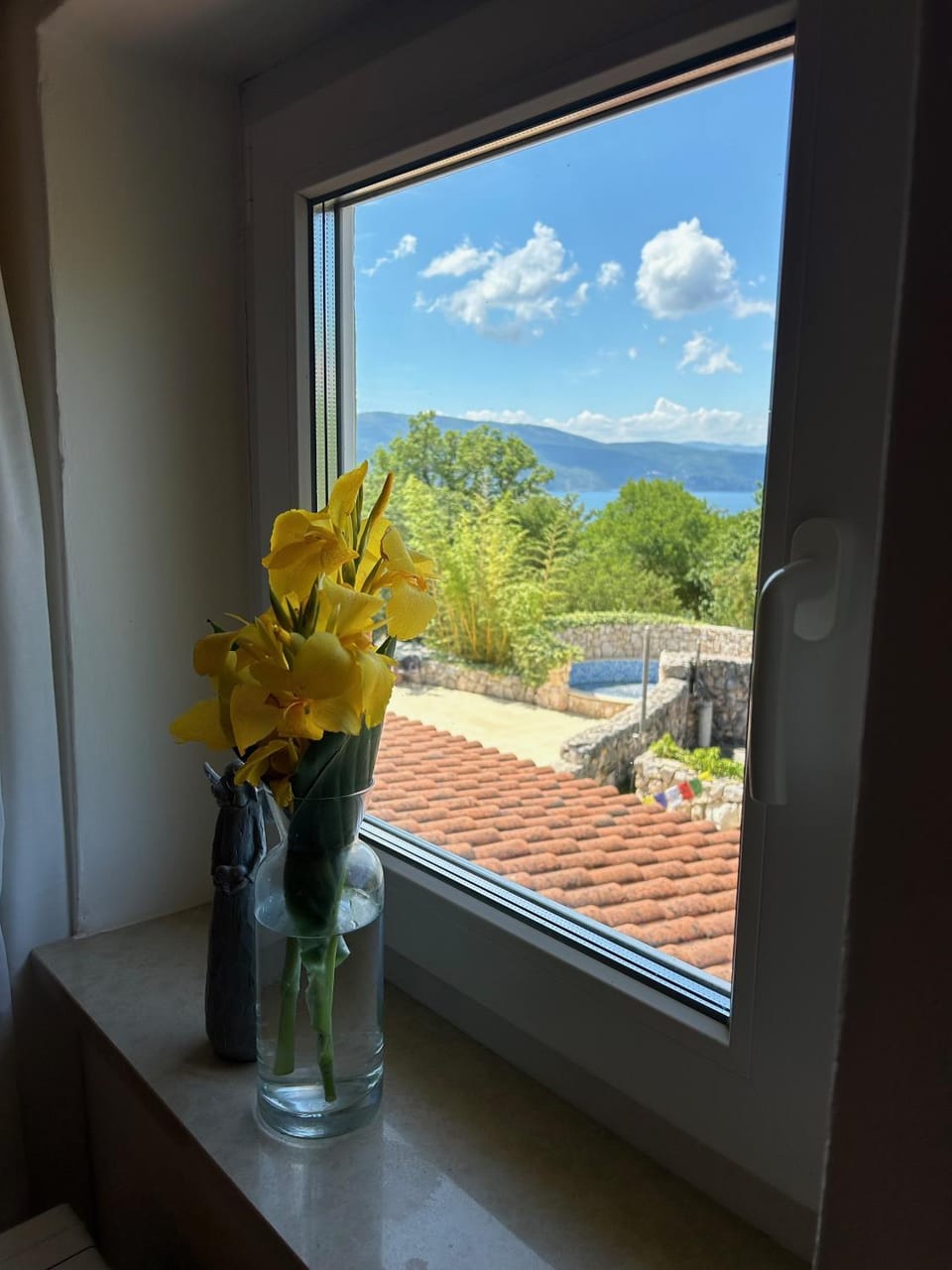 Mountain view, Sea view