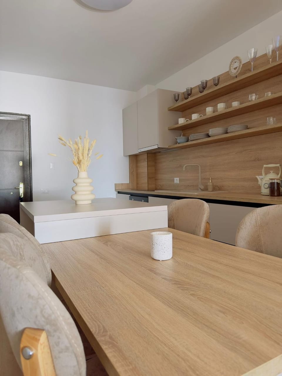 Kitchen or kitchenette, Living room, Seating area, Dining area