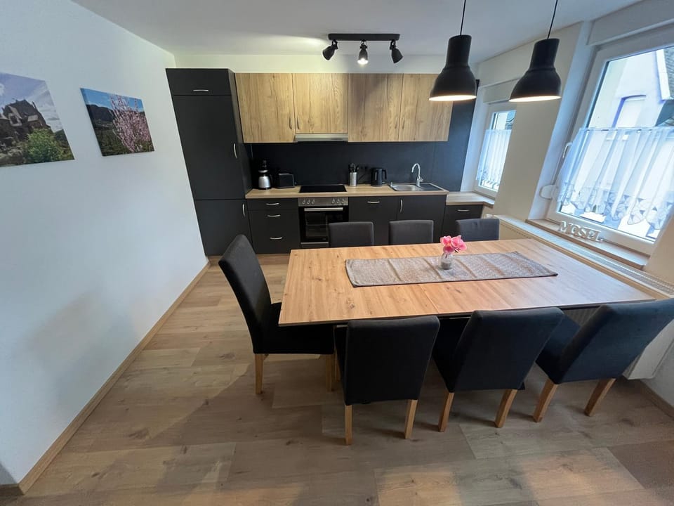 Kitchen or kitchenette, Dining area, stove