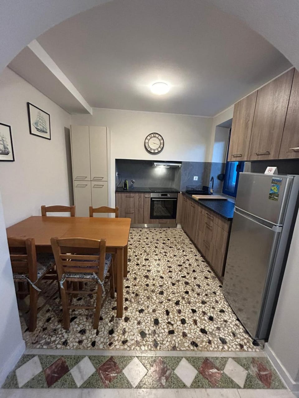 Kitchen or kitchenette, Dining area, oven, stove