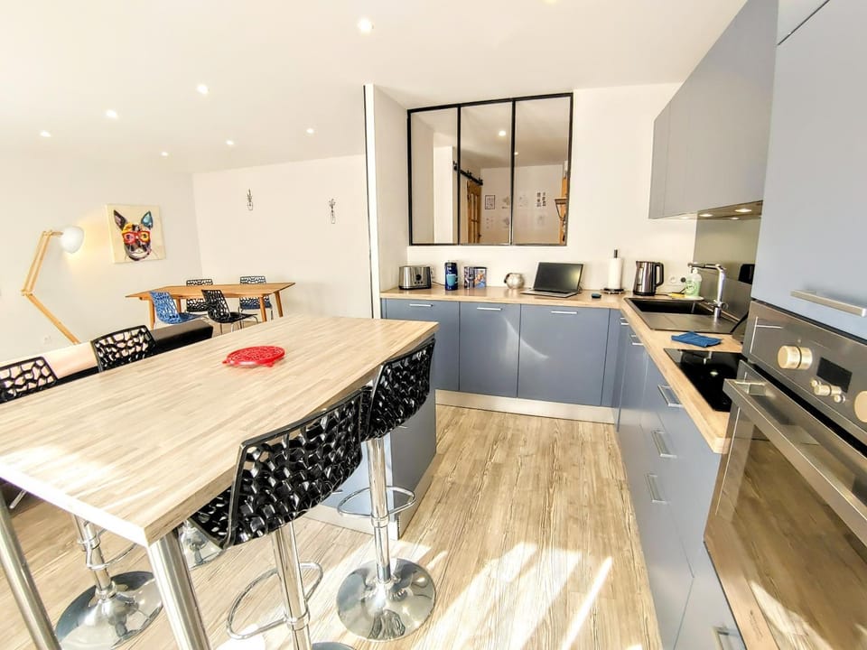 Kitchen or kitchenette, Living room, Seating area, Dining area, oven, stove