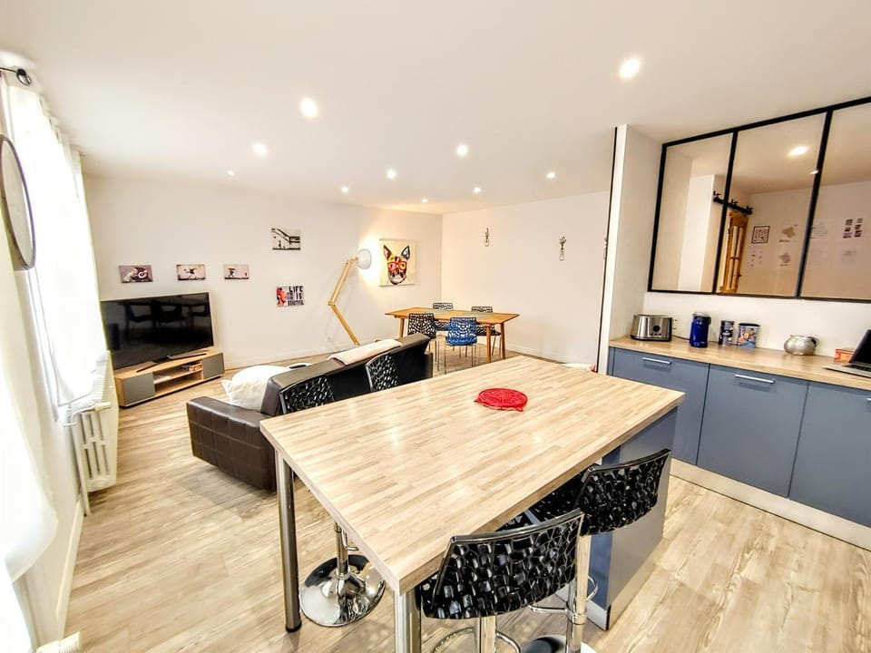 Coffee/tea facilities, Kitchen or kitchenette, Living room, Seating area, Dining area, oven, stove, toaster