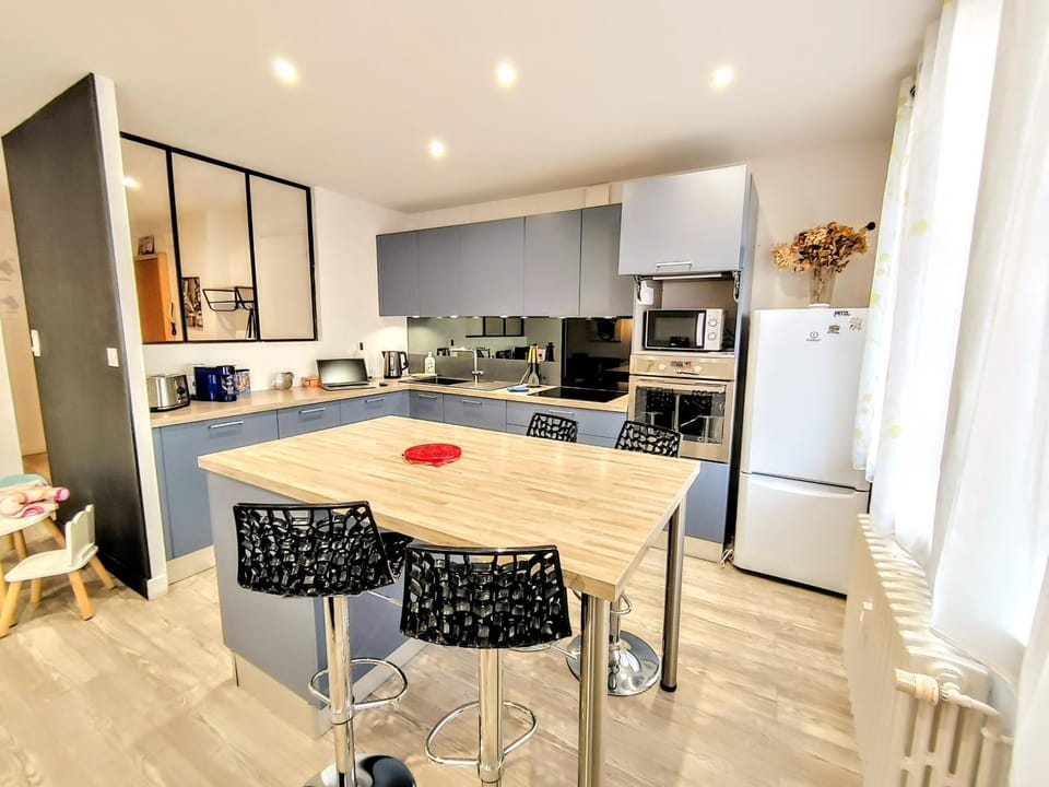 Kitchen or kitchenette, Dining area, dishwasher, oven, stove, toaster