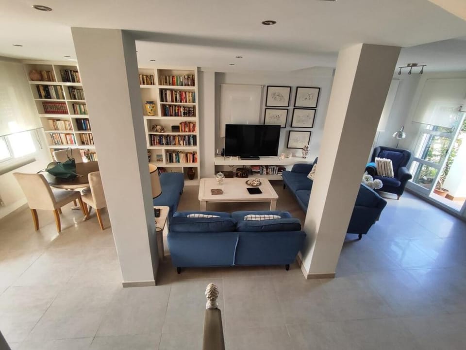 Communal lounge/ TV room, TV and multimedia, Living room, Seating area