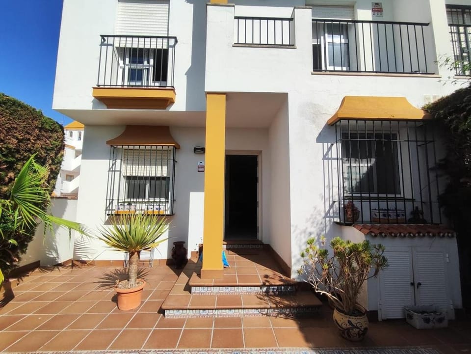 Property building, Patio, Balcony/Terrace