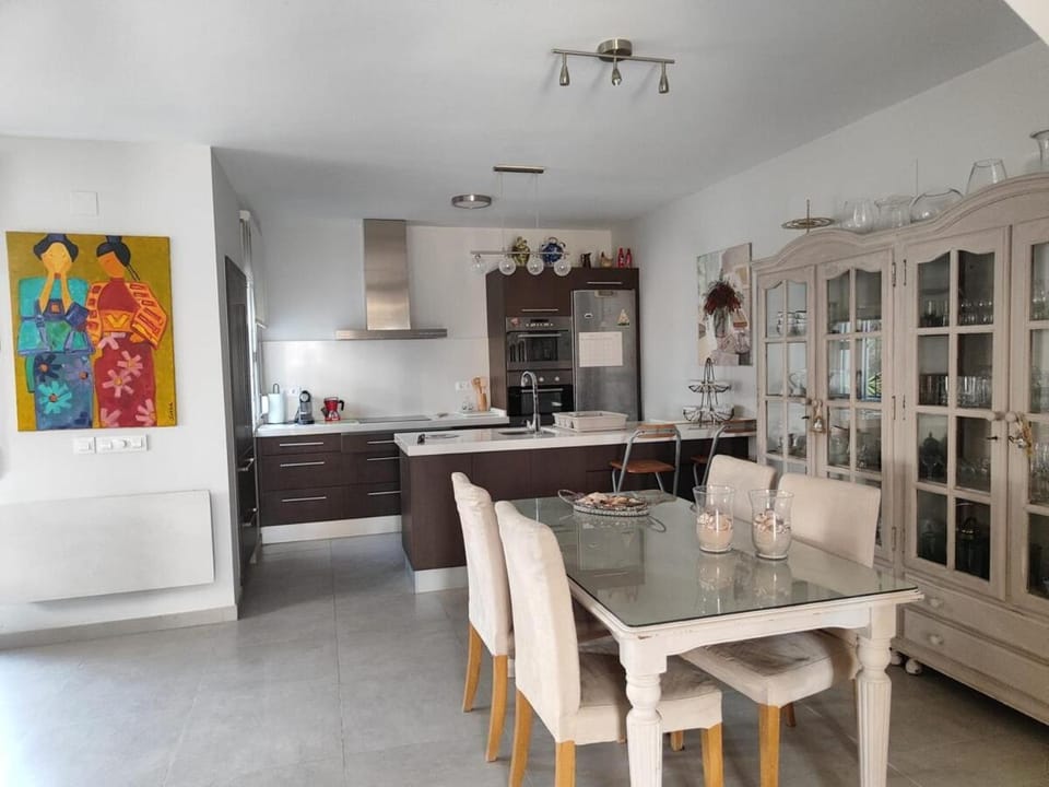 Kitchen or kitchenette, Dining area, stove