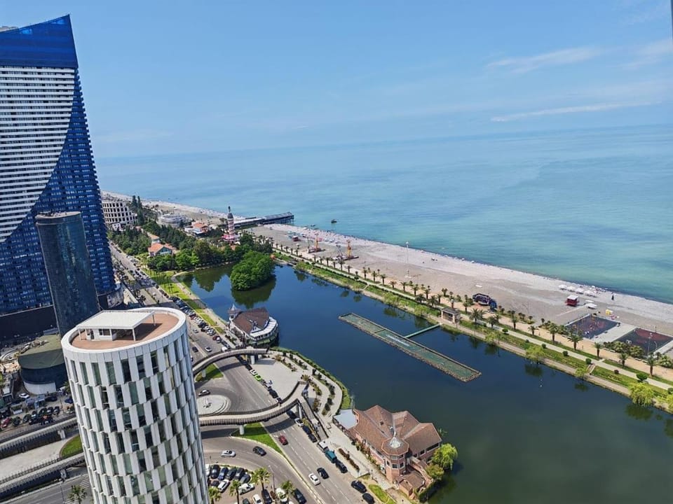 Property building, Nearby landmark, Day, Neighbourhood, Natural landscape, Bird's eye view, Beach, City view, Lake view, River view, Sea view, Location