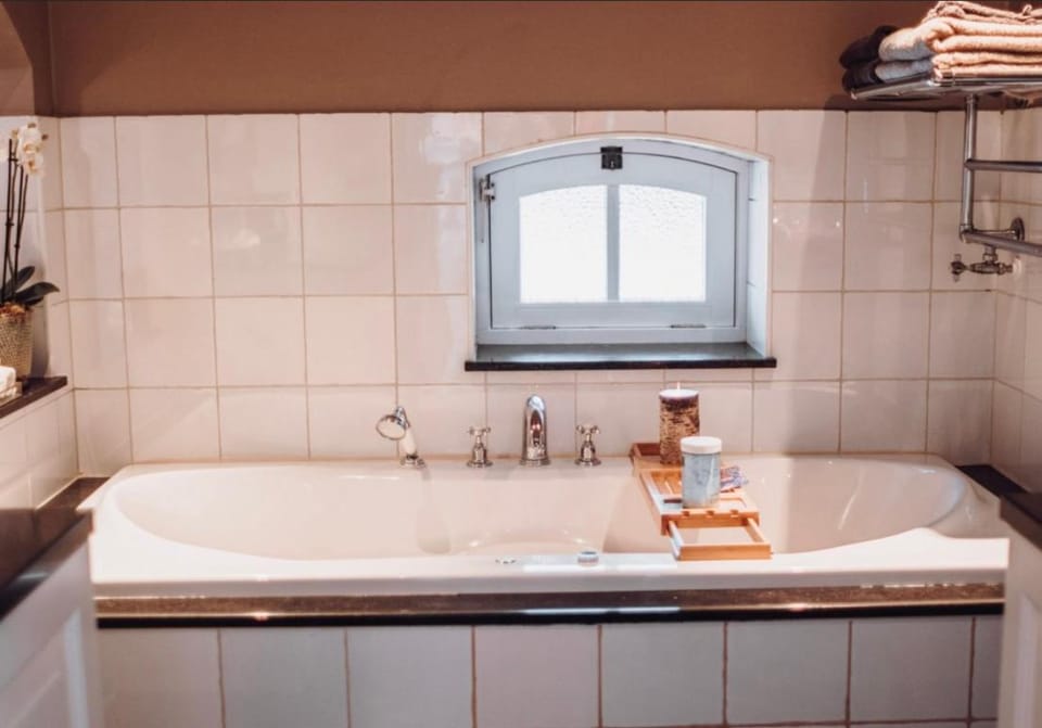 Bathroom, Bath, towels