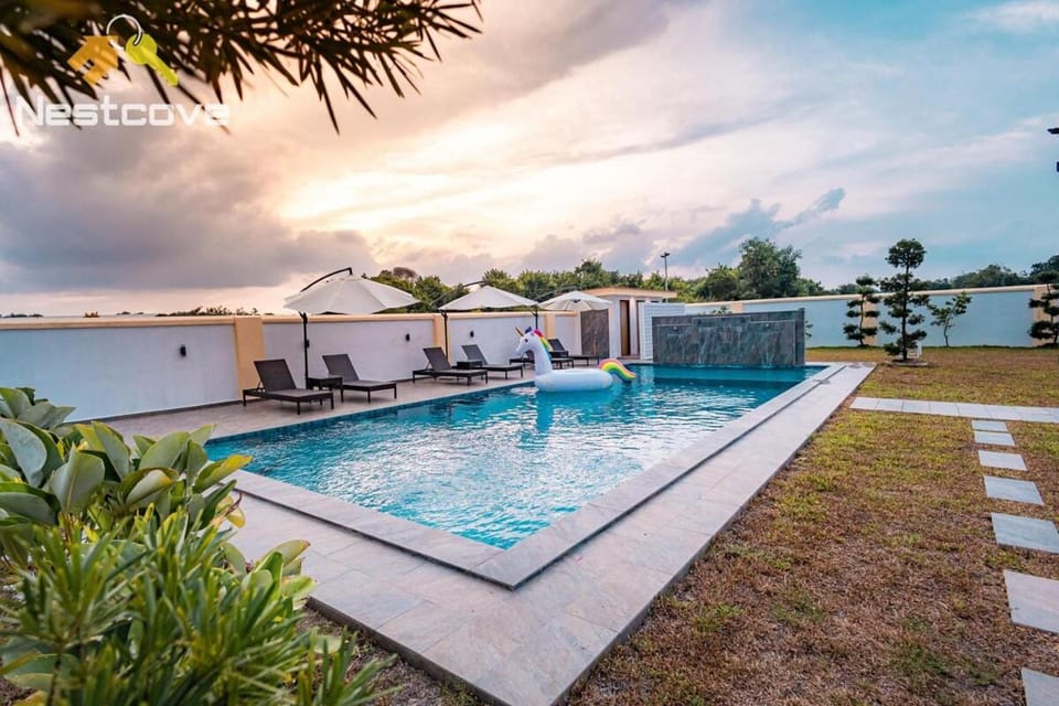 Property building, Day, Garden, Garden view, Pool view, Swimming pool, sunbed