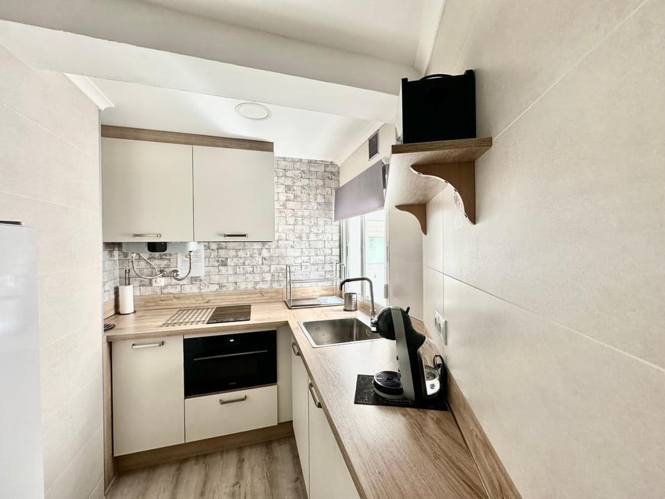 Kitchen or kitchenette, oven, toaster