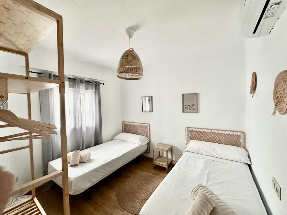 Bed, Photo of the whole room, Bedroom, air conditioner
