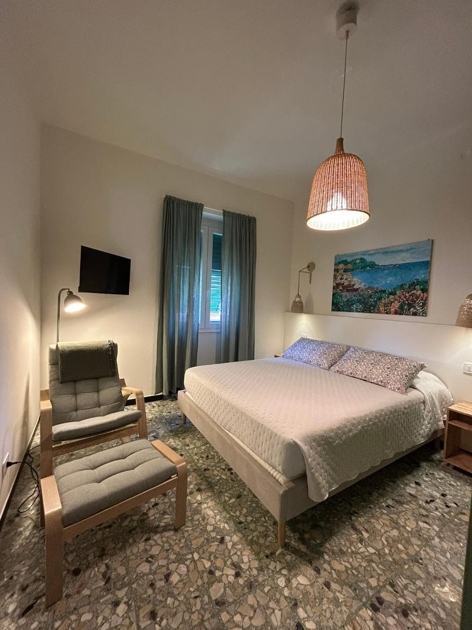 Bed, TV and multimedia, Photo of the whole room, Bedroom