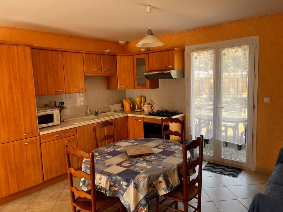 Coffee/tea facilities, Kitchen or kitchenette, microwave, oven, toaster