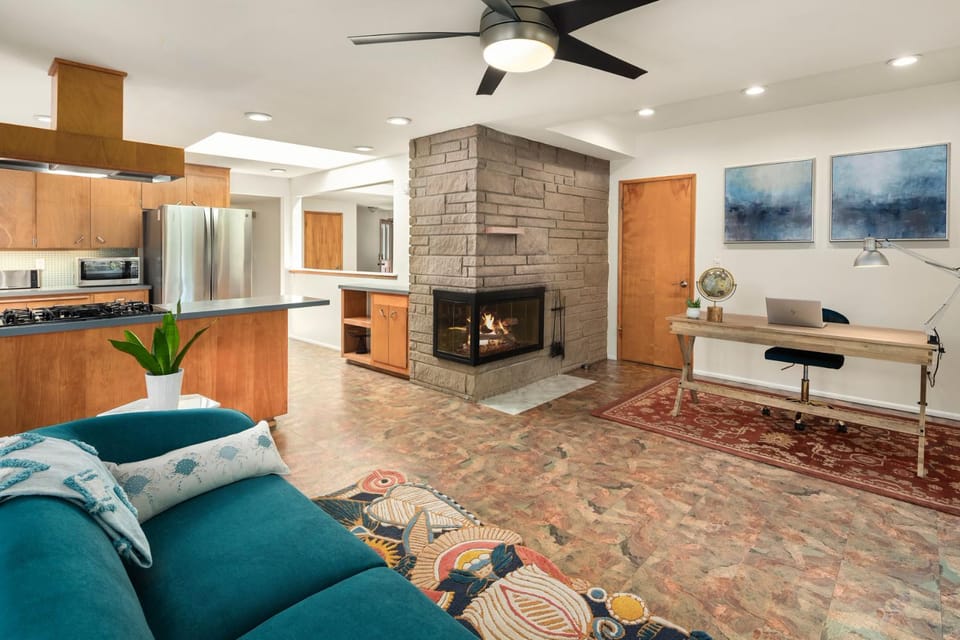 Kitchen or kitchenette, Seating area, fireplace