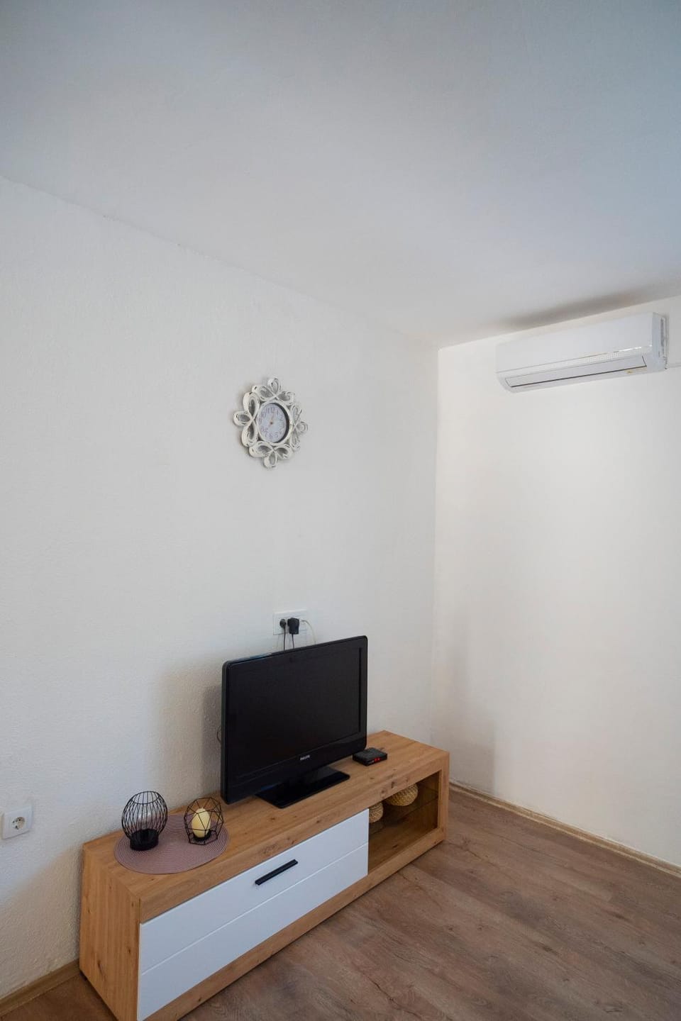 TV and multimedia, air conditioner