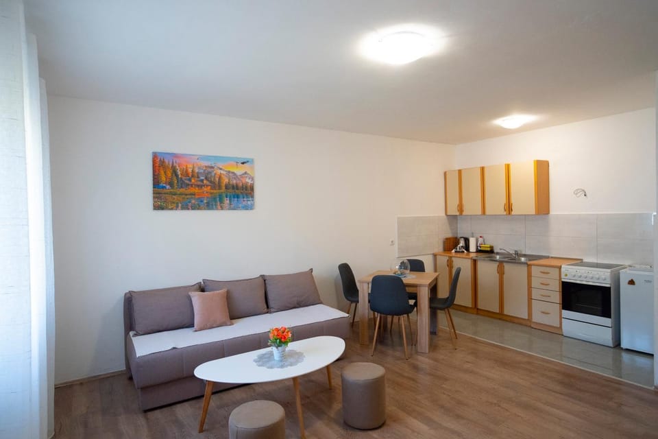 Kitchen or kitchenette, Seating area, Dining area, oven