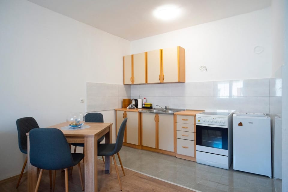 Kitchen or kitchenette, Dining area, oven