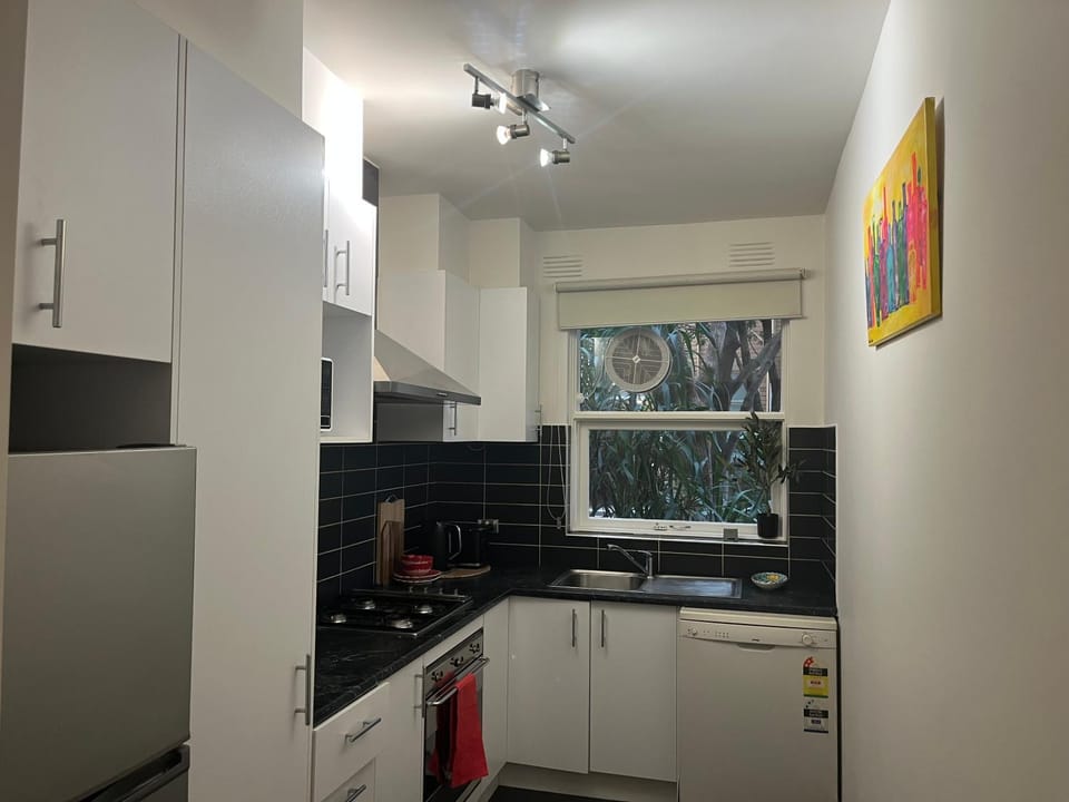 Kitchen or kitchenette, dishwasher, oven