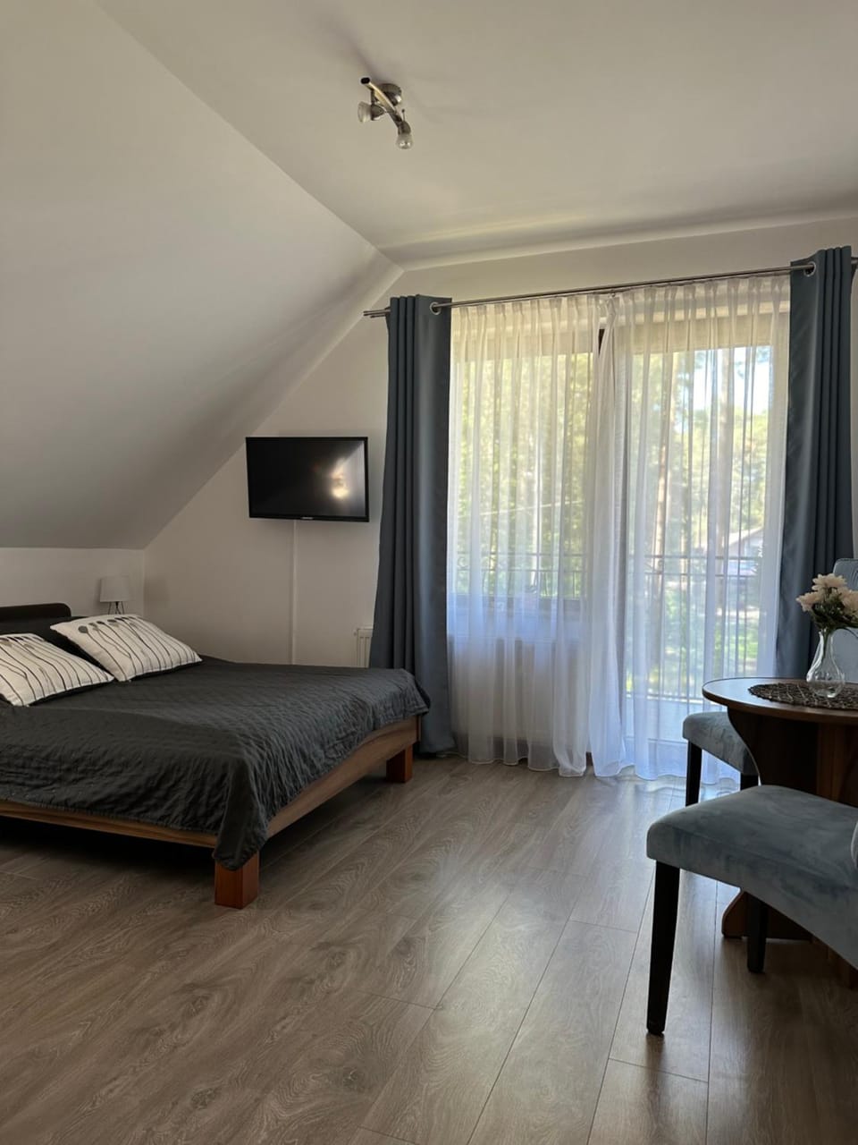 Bed, TV and multimedia, Photo of the whole room, Bedroom