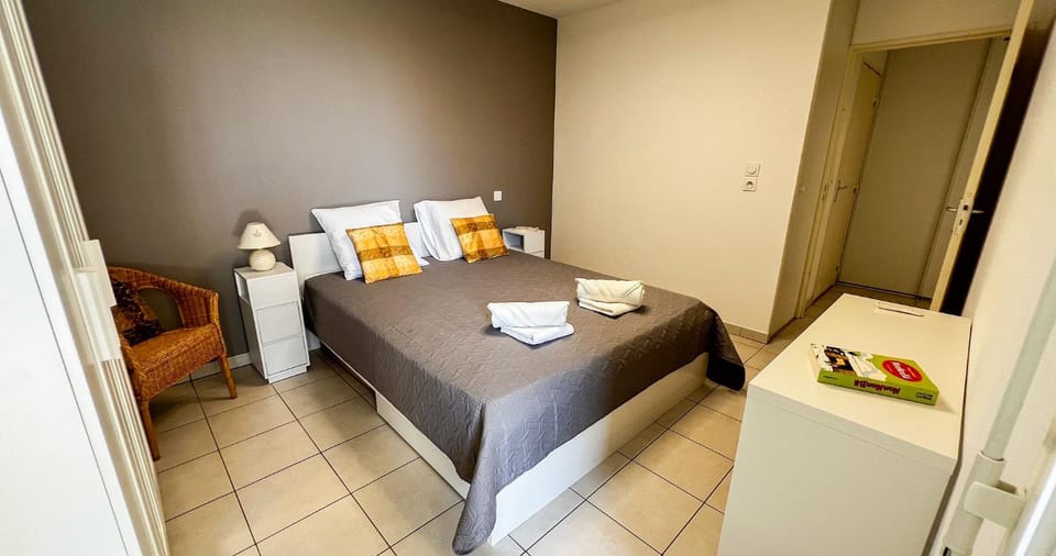 Bed, Photo of the whole room, Bedroom, towels